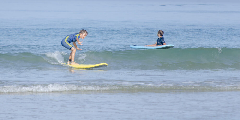 Planche à voile et kayak sur l'eau