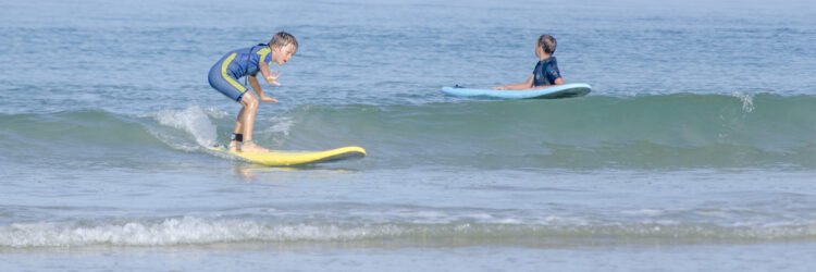 Planche à voile et kayak sur l'eau